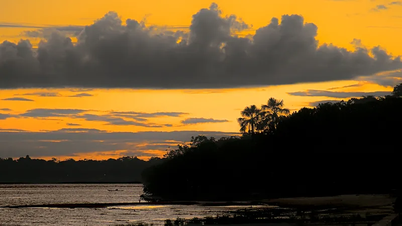 Atardecer en la playa de Fazendinha, en Macapá.