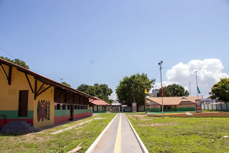 Área externa do Centro de Cultura Negra do Amapá: pavilhão com grafismo africano à esquerda, gramado e caminho central.