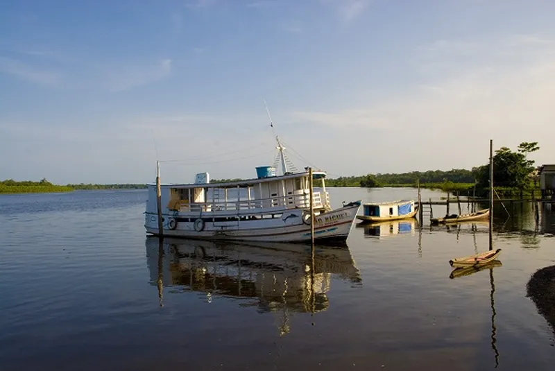 Embarcações junto à margem do rio Araguari, em Cutias.