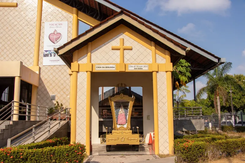 Casa da Berlinda junto a la Catedral de São José de Macapá, con carroza dorada e imagen de Nuestra Señora de Nazaret.