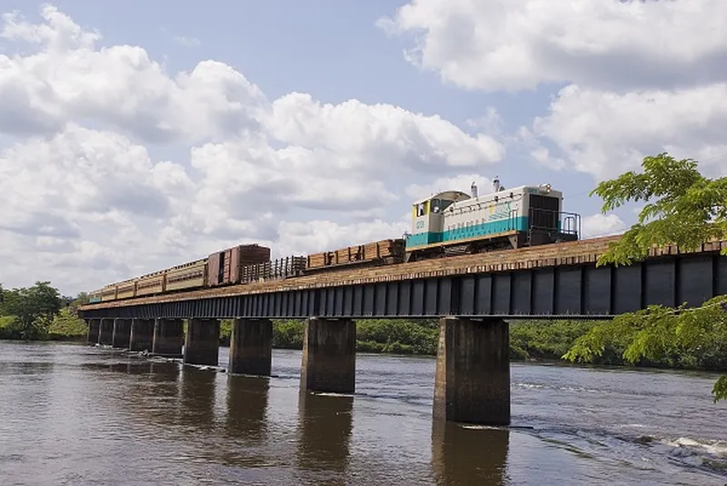 Ponte ferroviária sobre o rio Amapari, em Pedra Branca do Amapari.