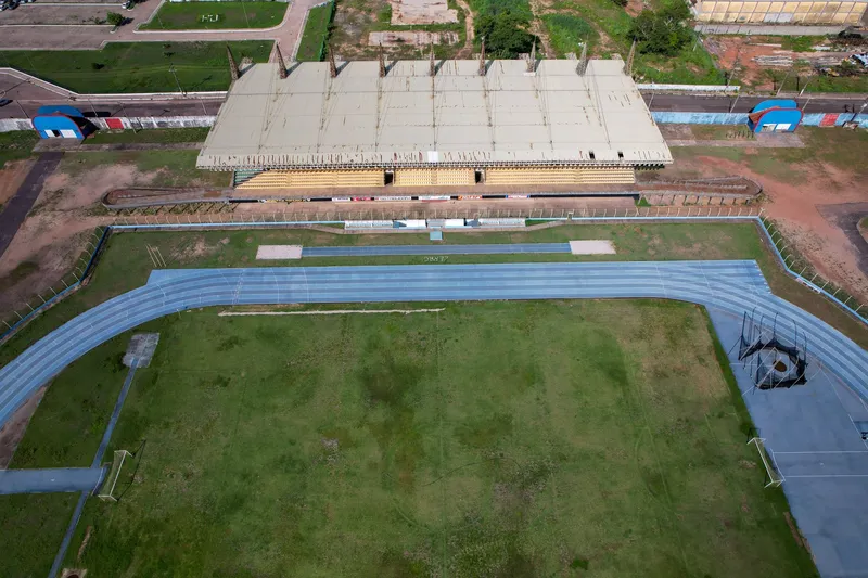 Vista aérea inclinada del Estádio Zerão con la cancha de césped, la curva de la pista azul y la tribuna cubierta al fondo.