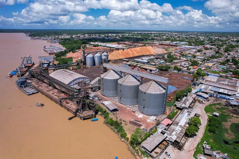 Muelle de las Docas de Santana a ras de suelo, con un buque gris atracado, cinta elevada y el río a la izquierda.