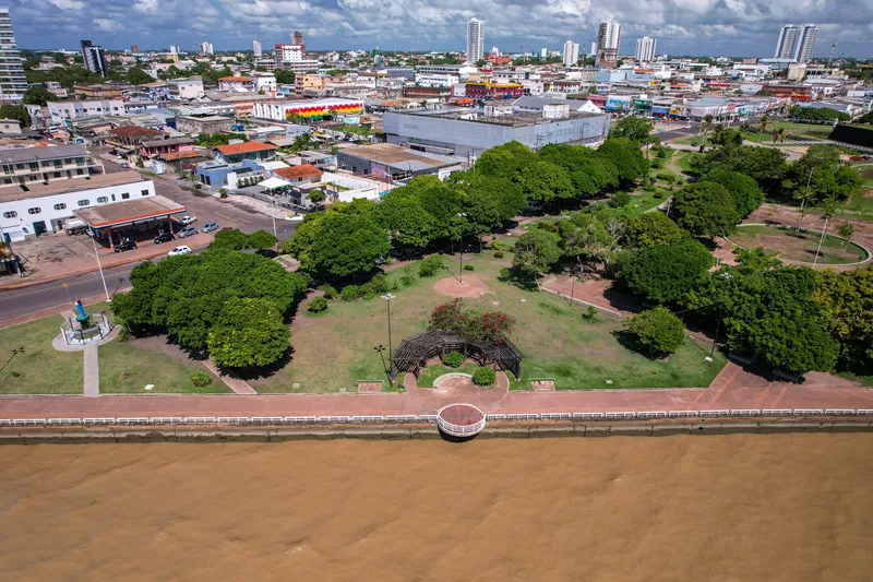 Vue aérienne du Parque do Forte avec pergola, arbres et pelouse le long de la promenade de l'Amazone, avec la ville de Macapá derrière.