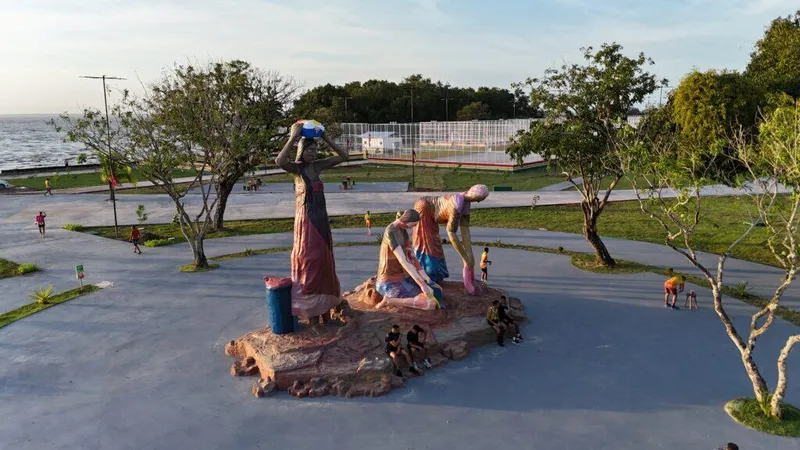 Tres esculturas de lavanderas en Praça Jacy Barata Jucá.