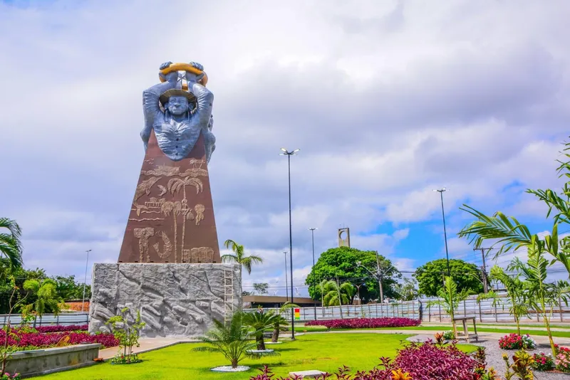 Povos do Meio do Mundo monument and the square’s gardens, Macapá.