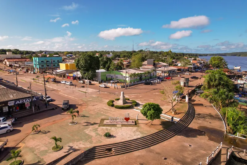 Vista aérea de la plaza de la costanera de Oiapoque con el obelisco Aquí Empieza Brasil en el centro, la ciudad y el río Oiapoque a la derecha