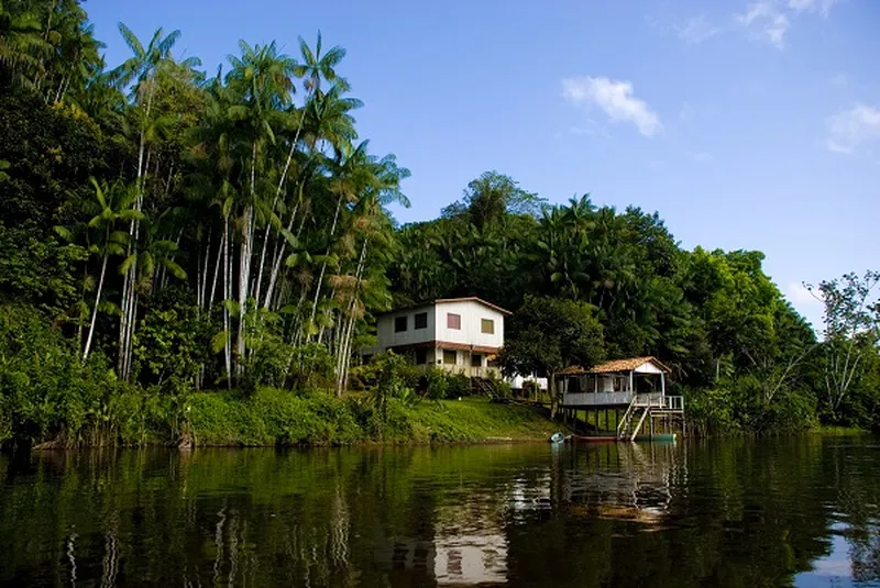 Casas à beira do rio em Serra do Navio.