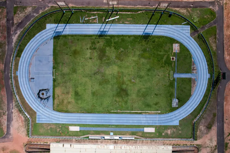 Vista aérea cenital del Estádio Zerão: cancha de césped rodeada por la pista de atletismo azul y reflectores.