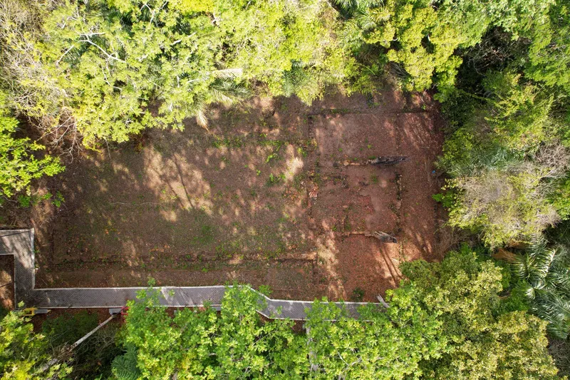 Vista aérea de cima das ruínas da primeira igreja de Mazagão Velho, mostrando o traçado das fundações em clareira cercada de mata.