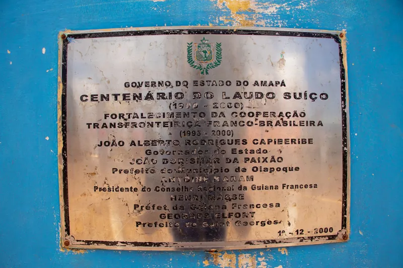 Plaque métallique du centenaire de la Sentence arbitrale suisse (1900 à 2000) sur le monument bleu, sur la coopération transfrontalière franco-brésilienne