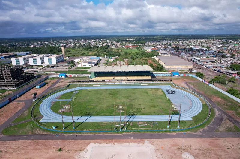 Vista aérea del Estádio Zerão con pista de atletismo azul, cancha de césped y tribuna cubierta, con la ciudad al fondo.