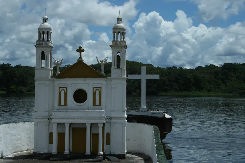 Iglesia y orilla del río en Clevelândia do Norte, Oiapoque.