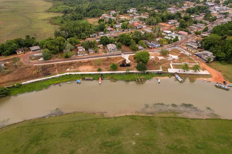 Vista aérea da orla de Itaubal do Piririm: rio com barcos, calçadão novo e casas da cidade