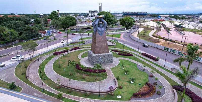 Aerial view of the monument in Praça Povos do Meio do Mundo, with gardens, roads and Marco Zero beyond.